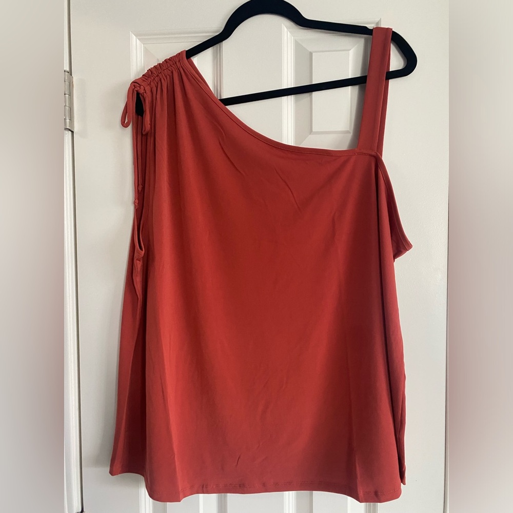 Asymmetrical Rust-Colored Tank, 3X